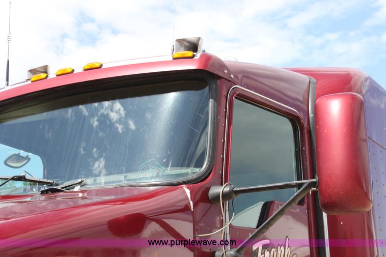 image for item H7376 2002 Kenworth T800 semi truck