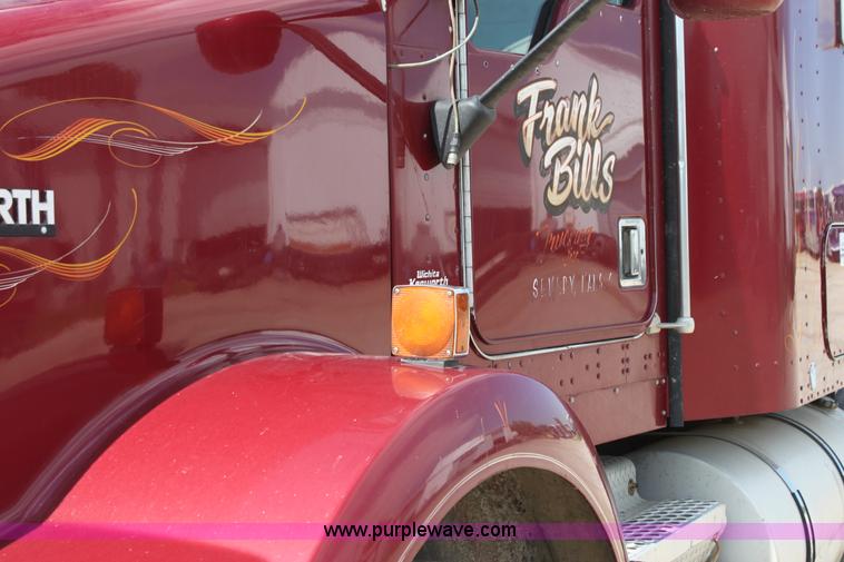 image for item H7376 2002 Kenworth T800 semi truck