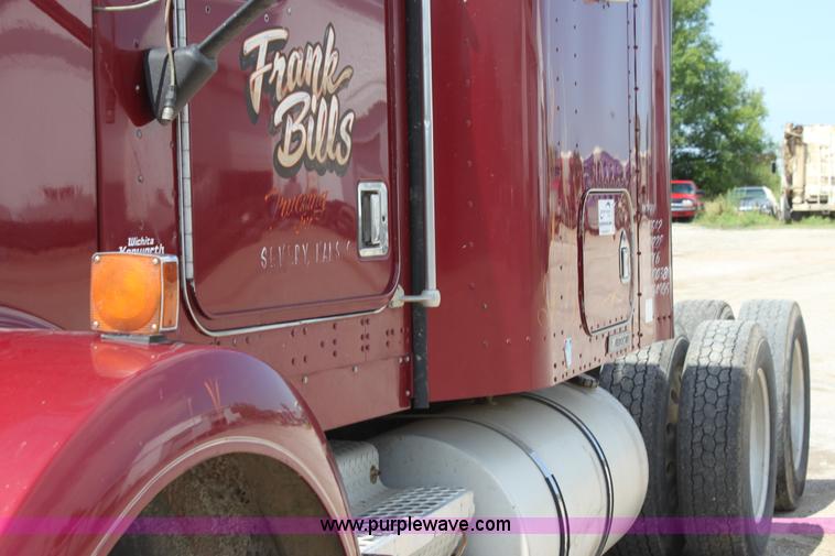 image for item H7376 2002 Kenworth T800 semi truck