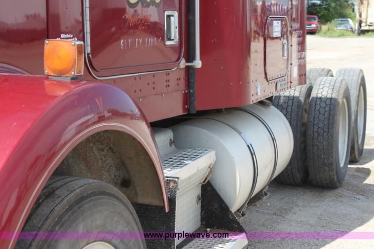 image for item H7376 2002 Kenworth T800 semi truck