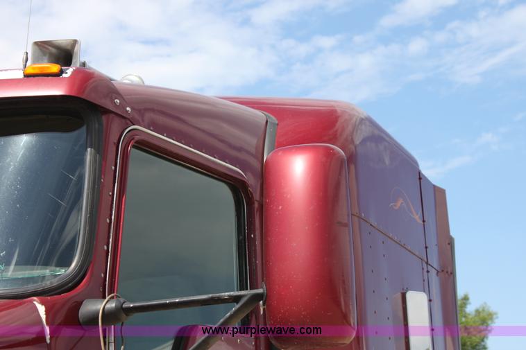 image for item H7376 2002 Kenworth T800 semi truck