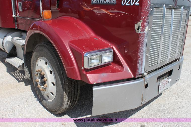 image for item H7376 2002 Kenworth T800 semi truck