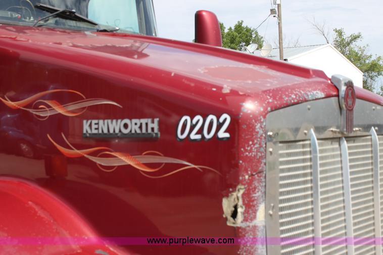 image for item H7376 2002 Kenworth T800 semi truck
