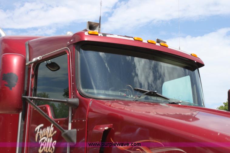 image for item H7376 2002 Kenworth T800 semi truck