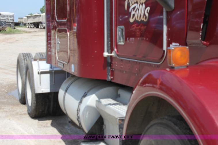 image for item H7376 2002 Kenworth T800 semi truck