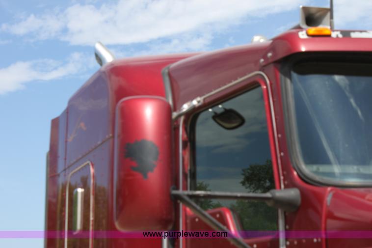 image for item H7376 2002 Kenworth T800 semi truck