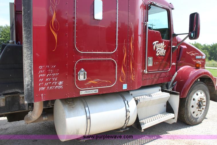 image for item H7376 2002 Kenworth T800 semi truck