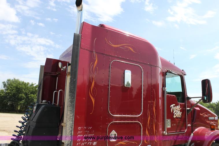 image for item H7376 2002 Kenworth T800 semi truck