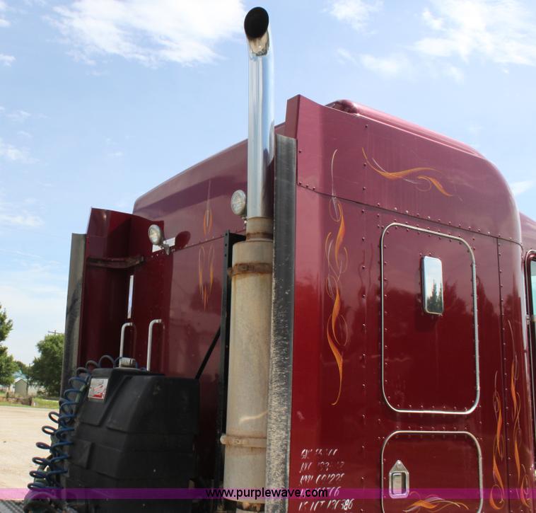 image for item H7376 2002 Kenworth T800 semi truck
