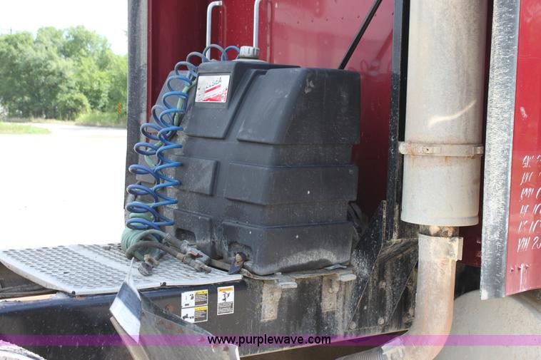 image for item H7376 2002 Kenworth T800 semi truck