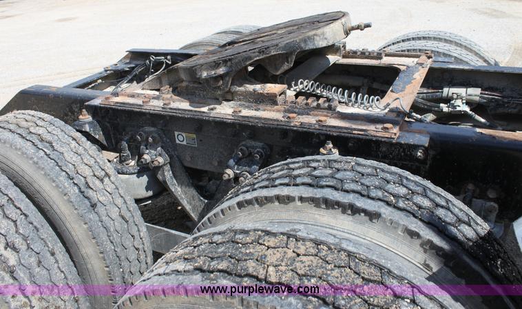 image for item H7376 2002 Kenworth T800 semi truck