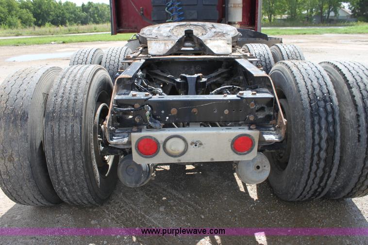 image for item H7376 2002 Kenworth T800 semi truck