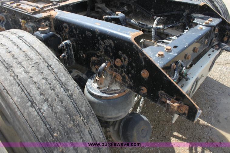 image for item H7376 2002 Kenworth T800 semi truck