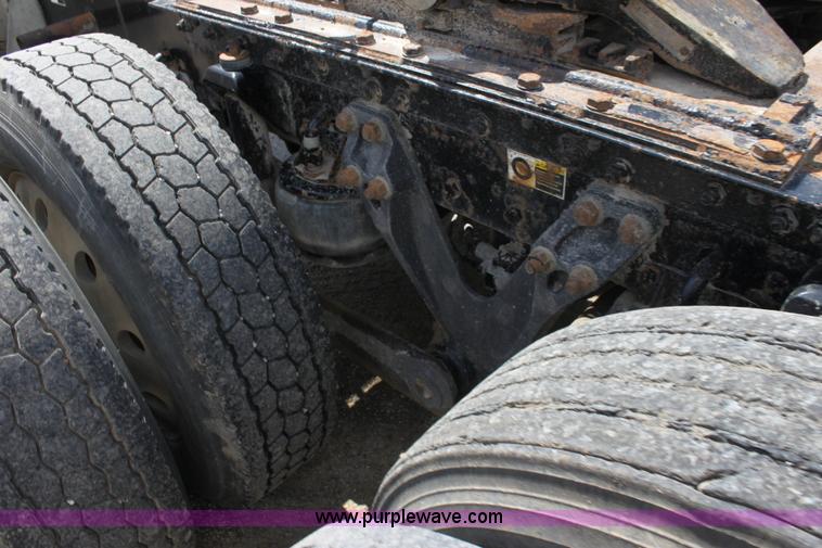 image for item H7376 2002 Kenworth T800 semi truck