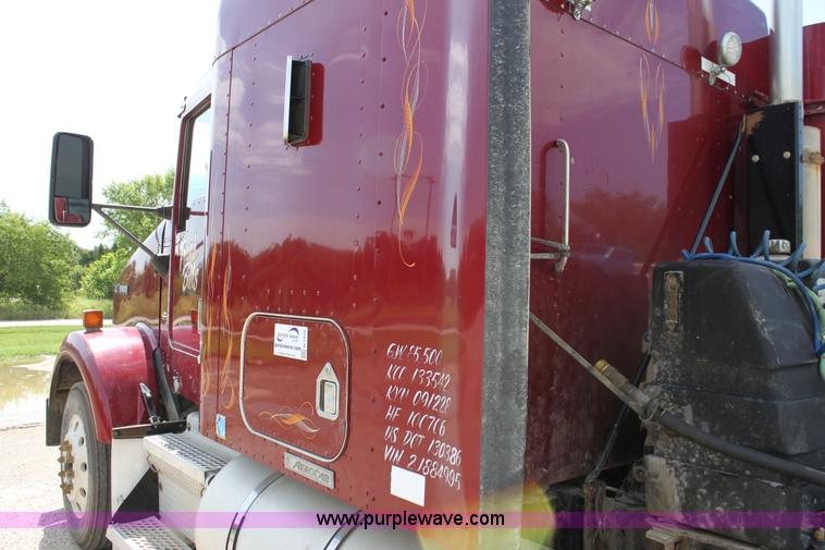 image for item H7376 2002 Kenworth T800 semi truck