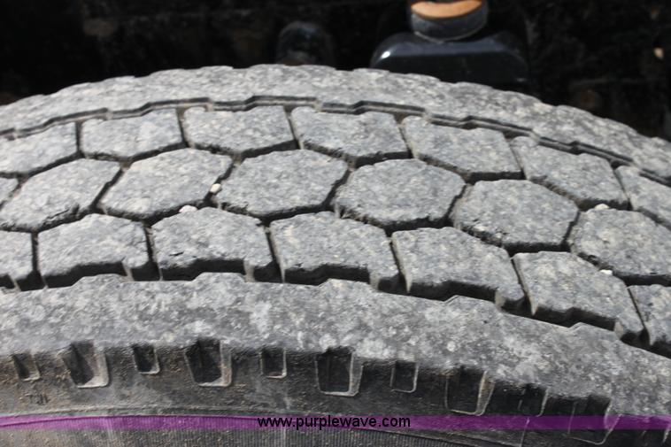 image for item H7376 2002 Kenworth T800 semi truck