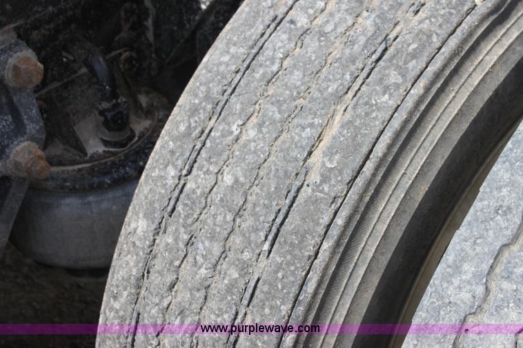 image for item H7376 2002 Kenworth T800 semi truck