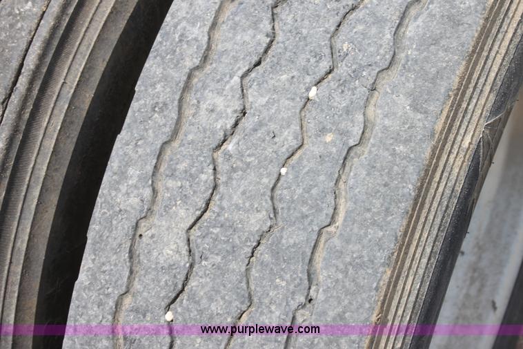 image for item H7376 2002 Kenworth T800 semi truck