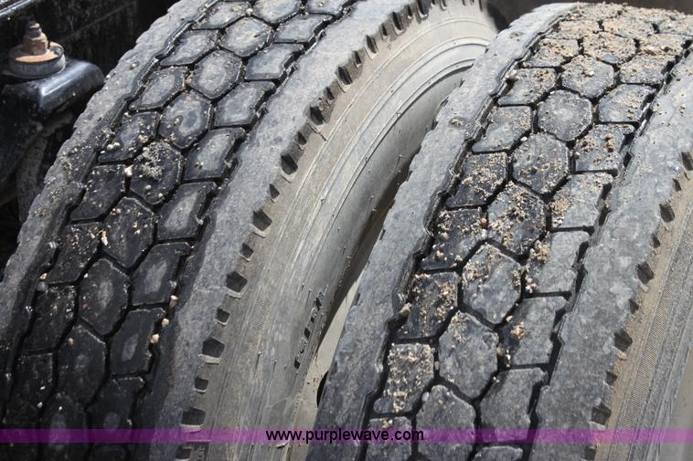 image for item H7376 2002 Kenworth T800 semi truck