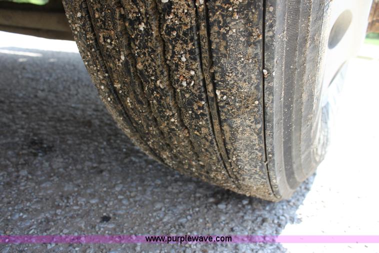 image for item H7376 2002 Kenworth T800 semi truck