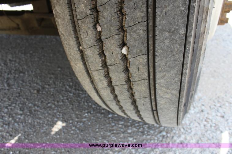 image for item H7376 2002 Kenworth T800 semi truck