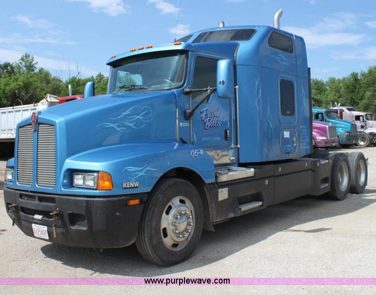 image for item H7377 2005 Kenworth T600 semi truck