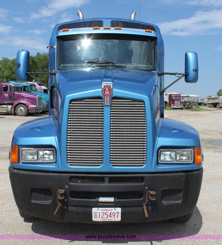 image for item H7377 2005 Kenworth T600 semi truck