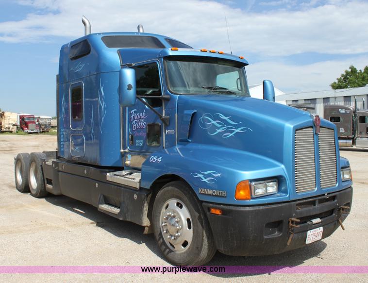 image for item H7377 2005 Kenworth T600 semi truck