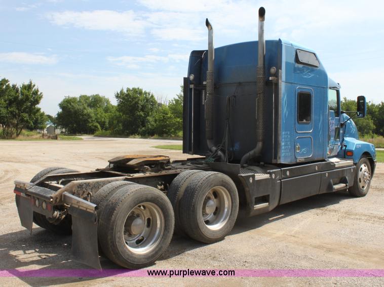 image for item H7377 2005 Kenworth T600 semi truck