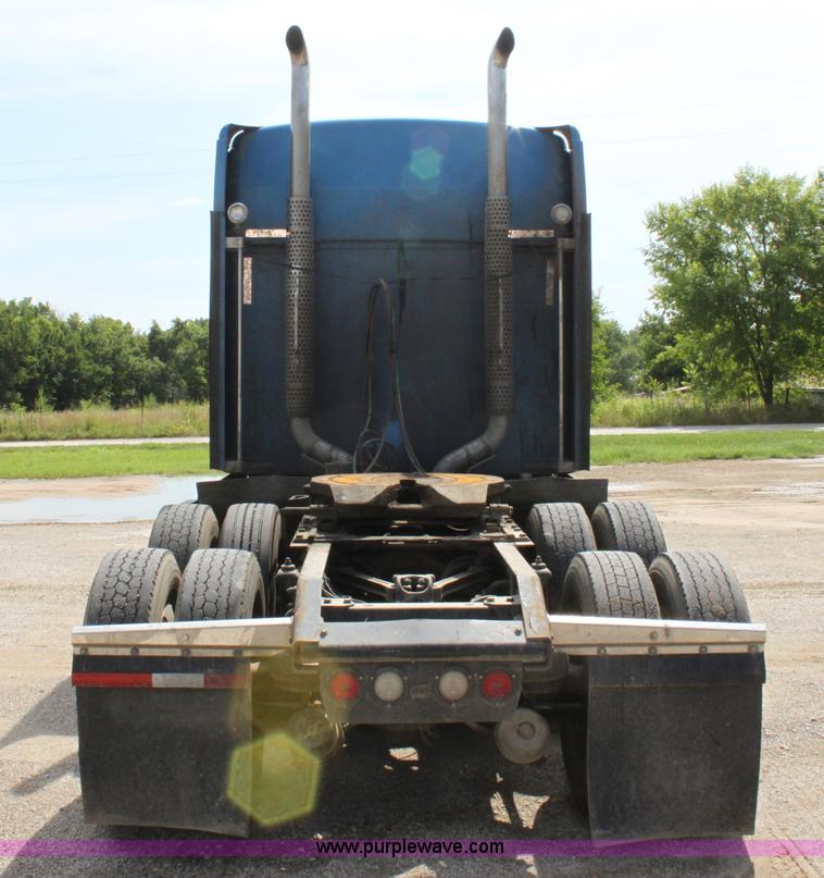 image for item H7377 2005 Kenworth T600 semi truck