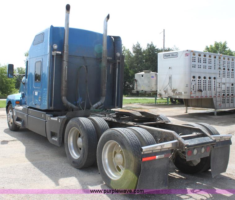 image for item H7377 2005 Kenworth T600 semi truck