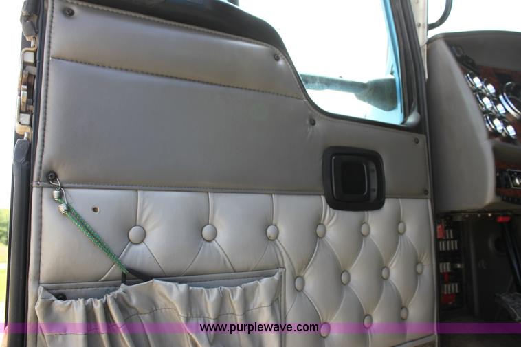 image for item H7377 2005 Kenworth T600 semi truck