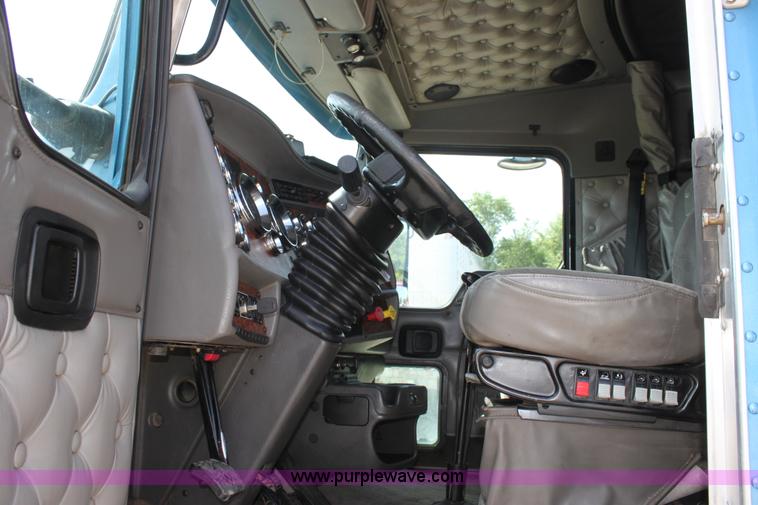 image for item H7377 2005 Kenworth T600 semi truck