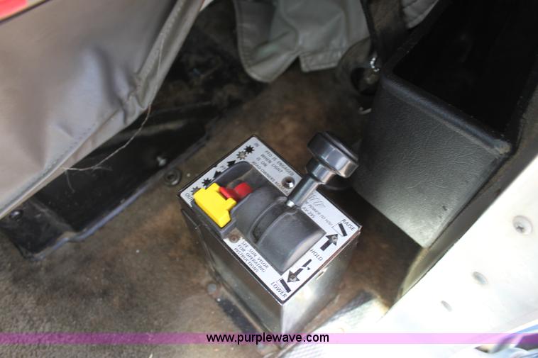 image for item H7377 2005 Kenworth T600 semi truck