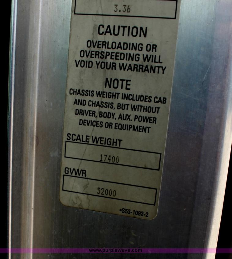 image for item H7377 2005 Kenworth T600 semi truck