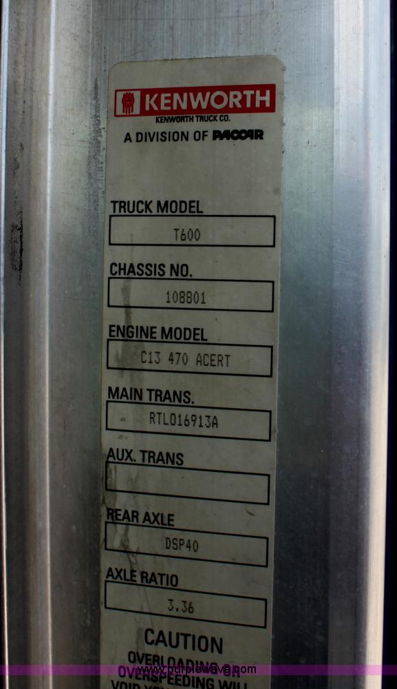 image for item H7377 2005 Kenworth T600 semi truck