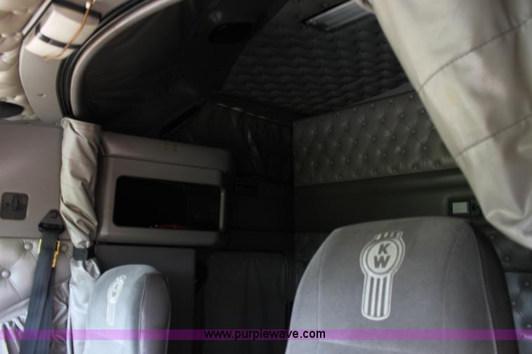 image for item H7377 2005 Kenworth T600 semi truck