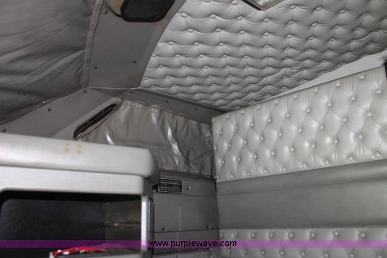 image for item H7377 2005 Kenworth T600 semi truck