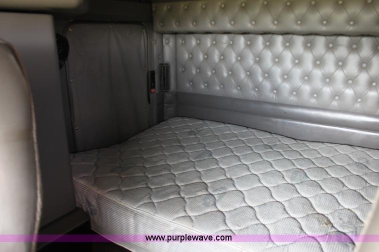 image for item H7377 2005 Kenworth T600 semi truck