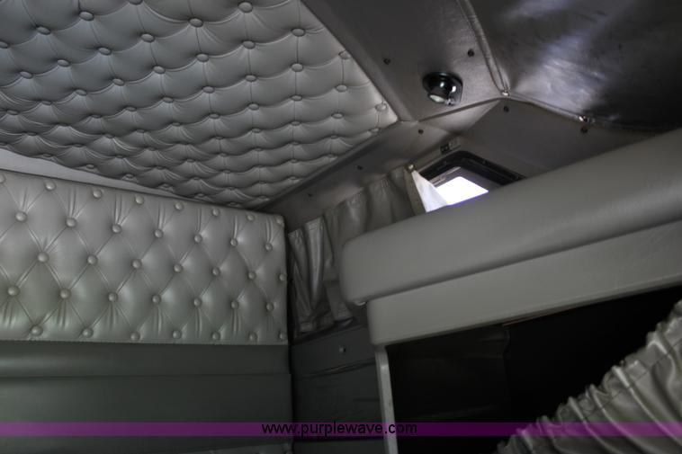 image for item H7377 2005 Kenworth T600 semi truck