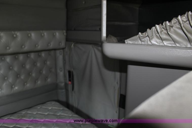 image for item H7377 2005 Kenworth T600 semi truck