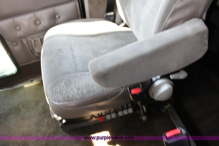 image for item H7377 2005 Kenworth T600 semi truck