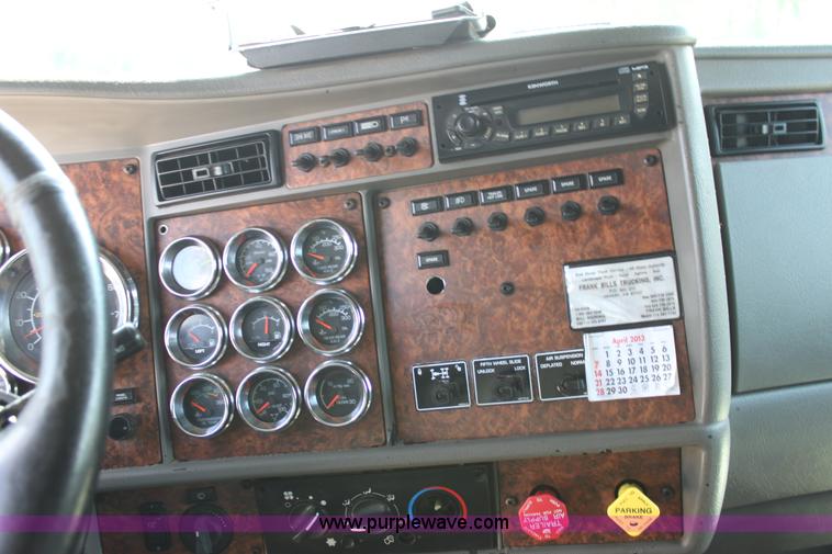 image for item H7377 2005 Kenworth T600 semi truck