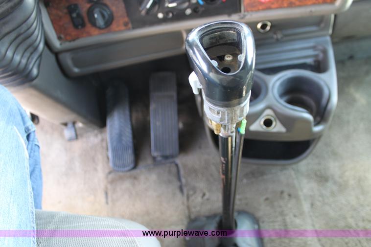 image for item H7377 2005 Kenworth T600 semi truck