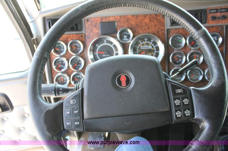 image for item H7377 2005 Kenworth T600 semi truck