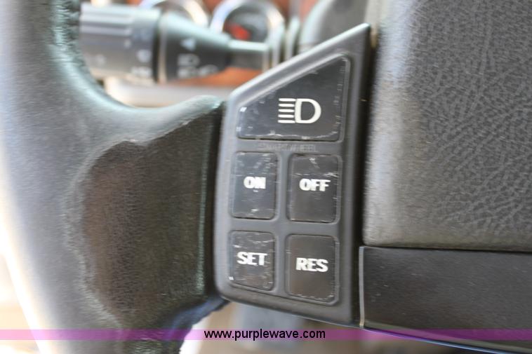 image for item H7377 2005 Kenworth T600 semi truck