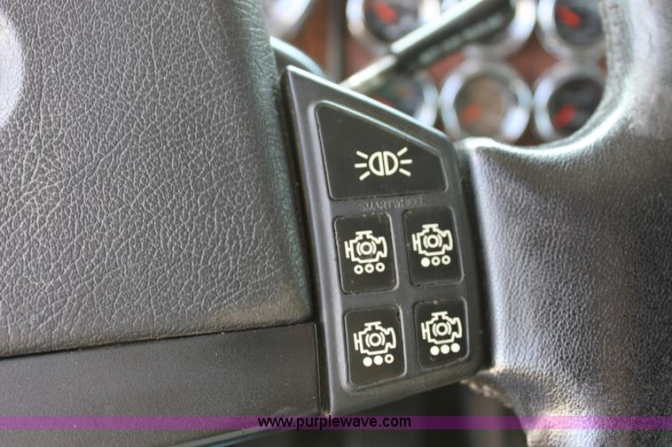 image for item H7377 2005 Kenworth T600 semi truck