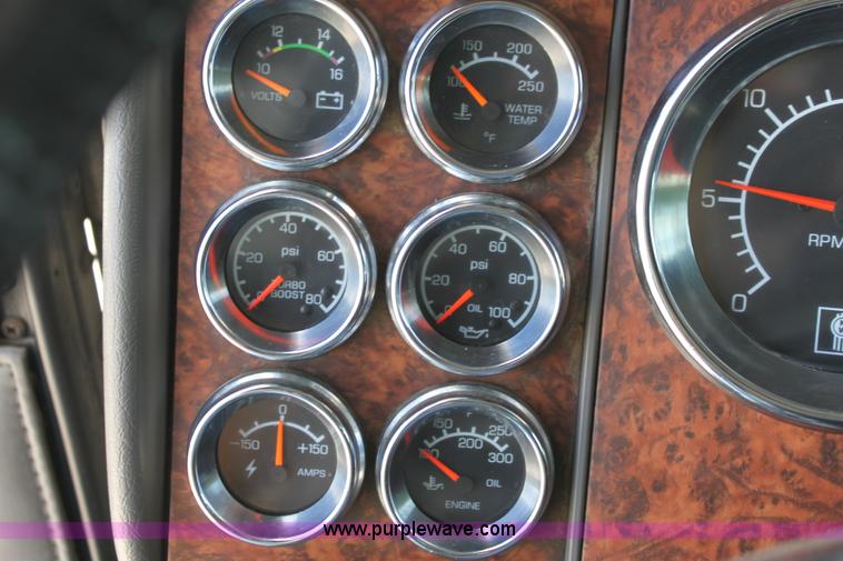 image for item H7377 2005 Kenworth T600 semi truck