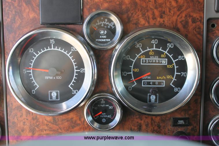 image for item H7377 2005 Kenworth T600 semi truck