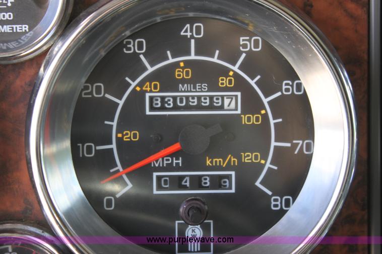 image for item H7377 2005 Kenworth T600 semi truck